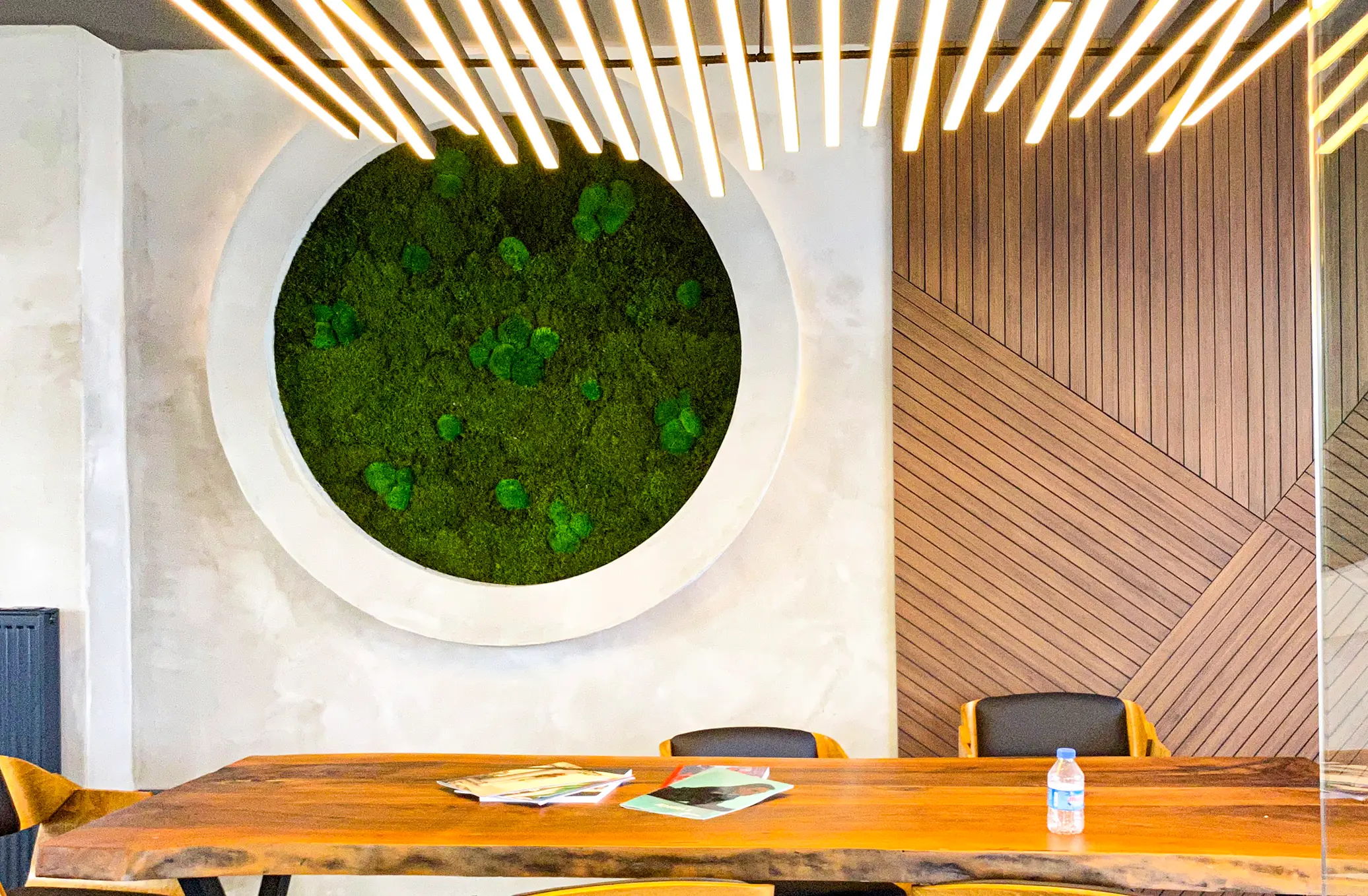 LeFaxx Tekstil modern ofis peyzajı ve kurumsal dikey bahçe uygulaması.