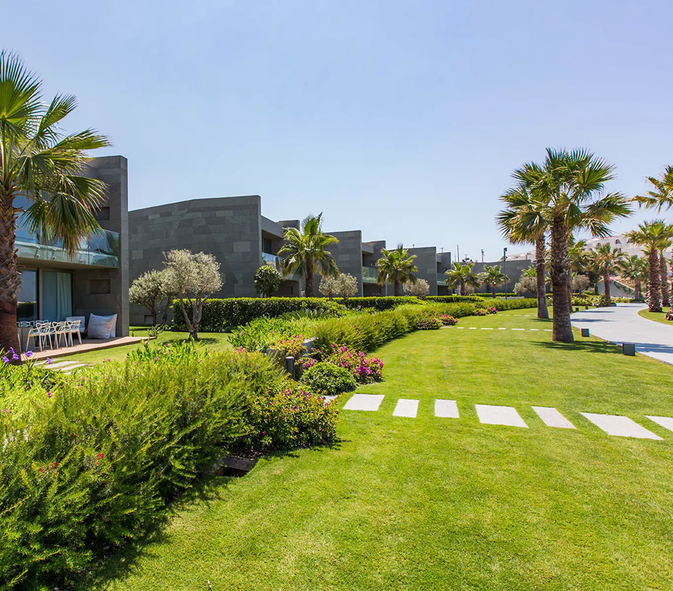 Modern bahçe peyzaj tasarımı ve profesyonel yeşil alan düzenleme uygulaması.