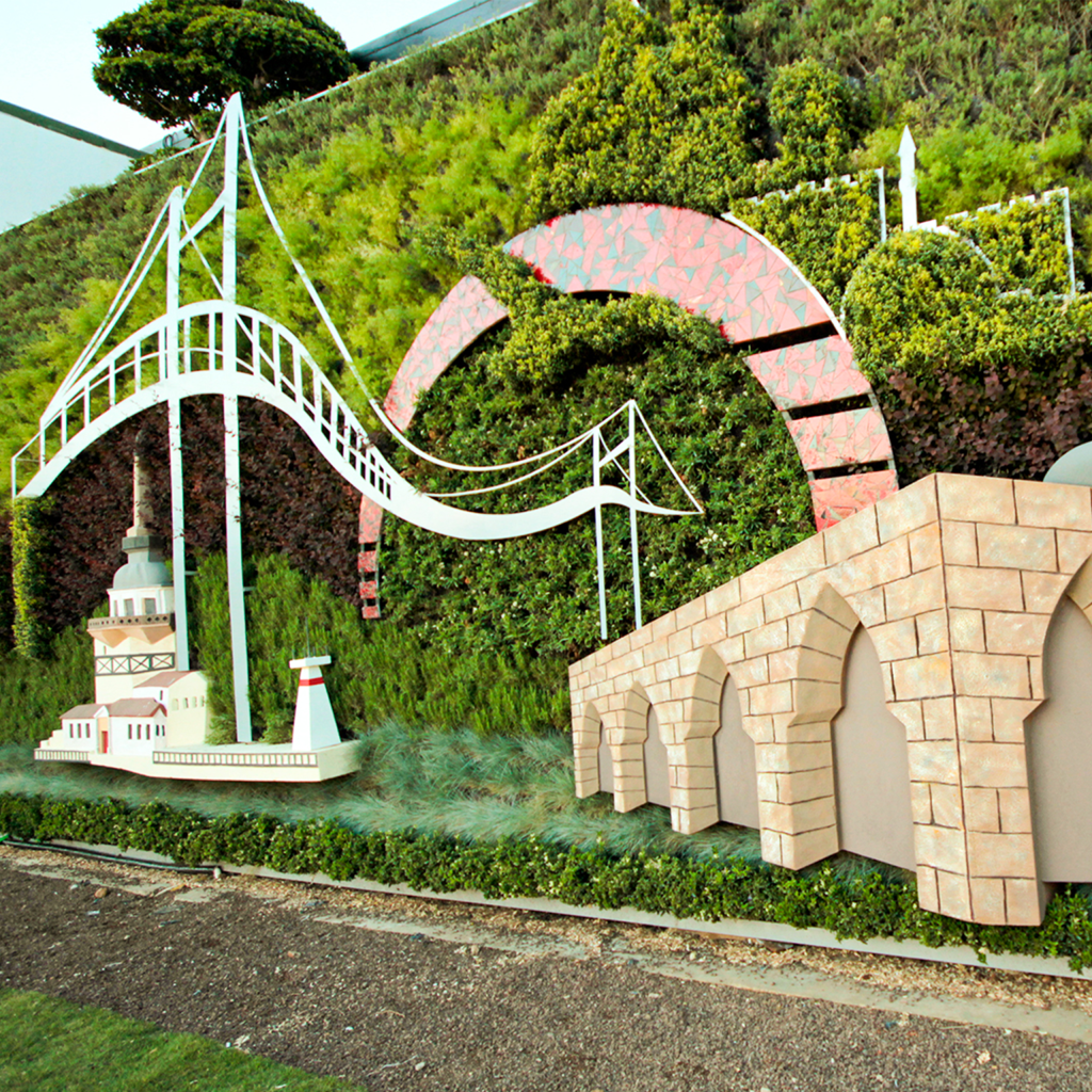 Expo Antalya bitki duvarı ve otomatik sulama sistemli dikey bahçe.