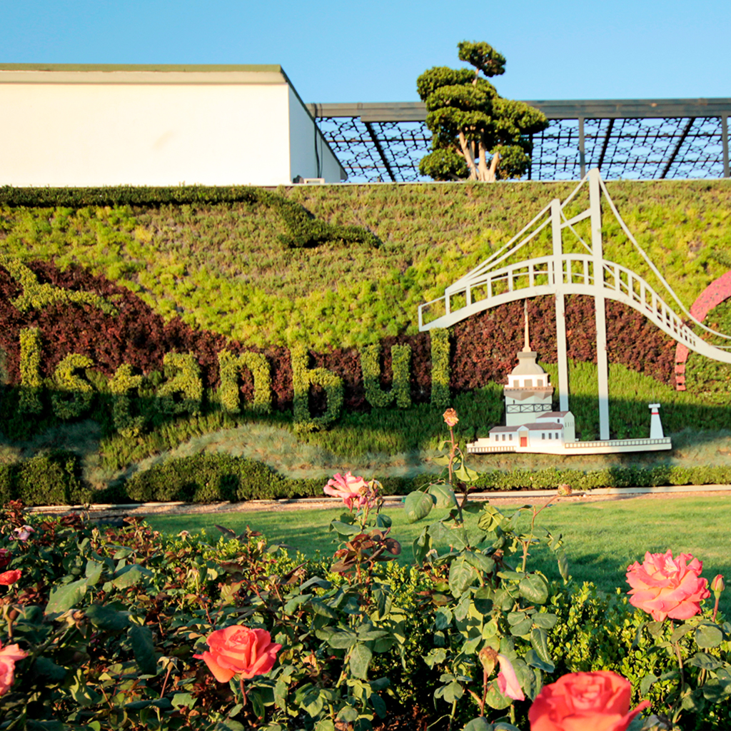 Expo Antalya bitki duvarı ve otomatik sulama sistemli dikey bahçe.