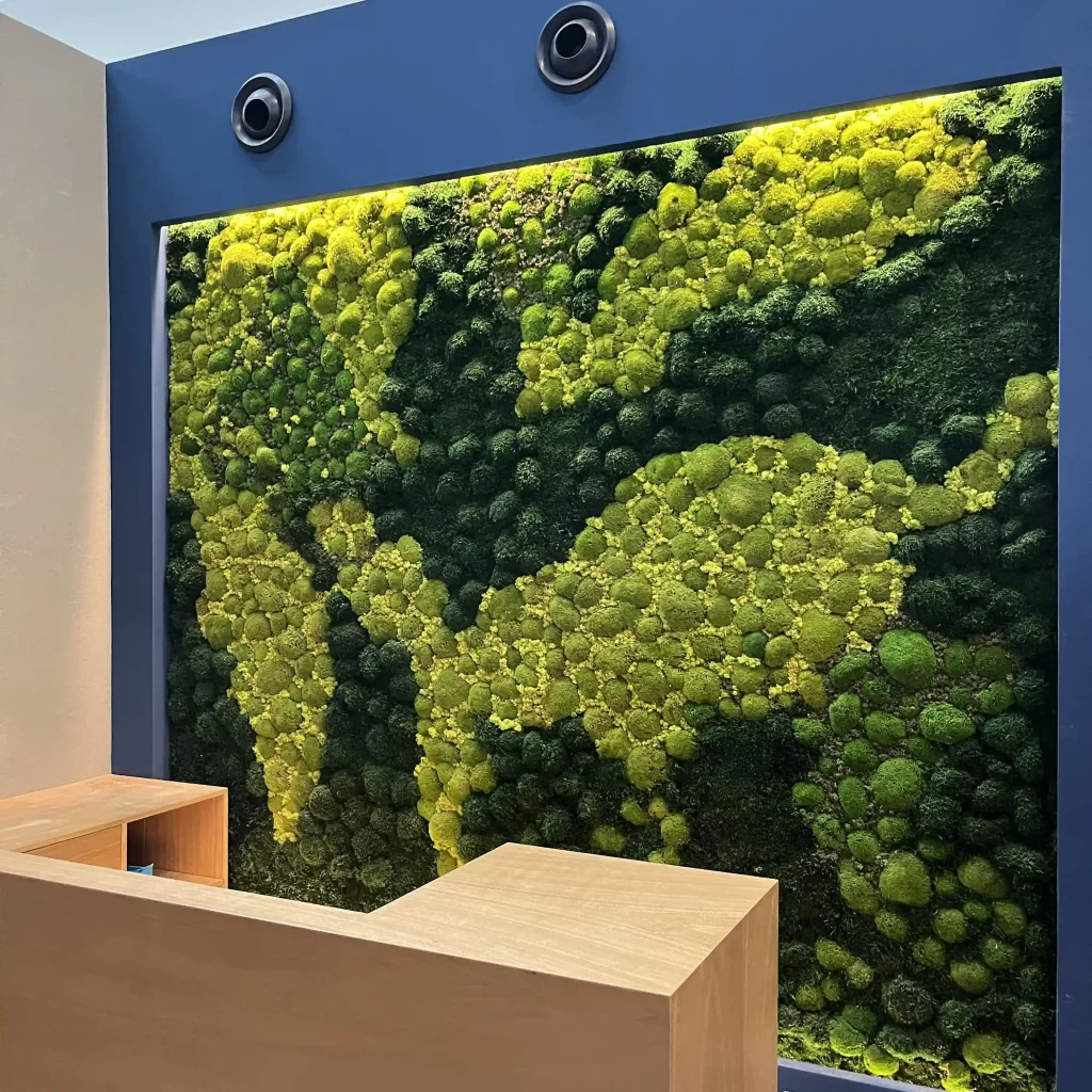 İGA Pod Hotel yosun duvar uygulaması ve havalimanı iç mekan peyzajı.
