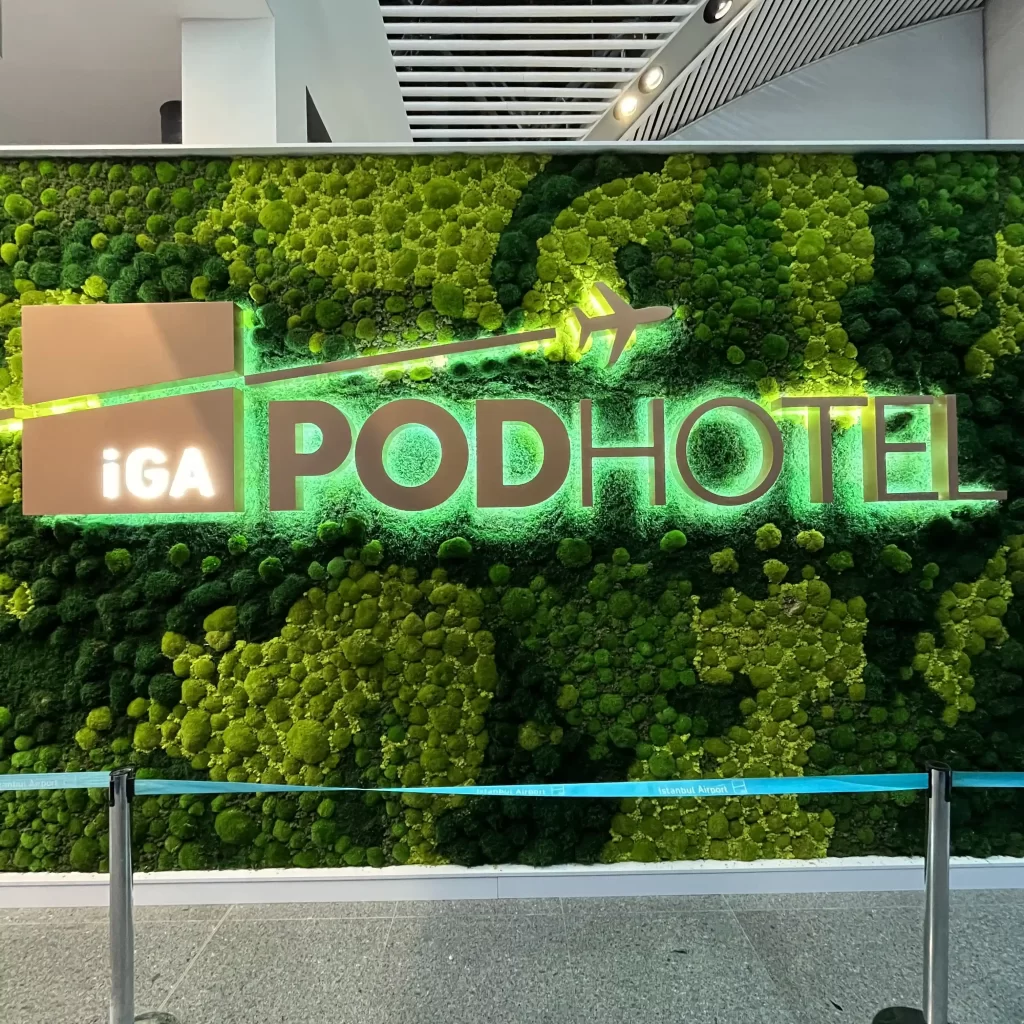 İGA Pod Hotel şoklanmış yosun duvar ve kurumsal iç mekan bitkilendirme.