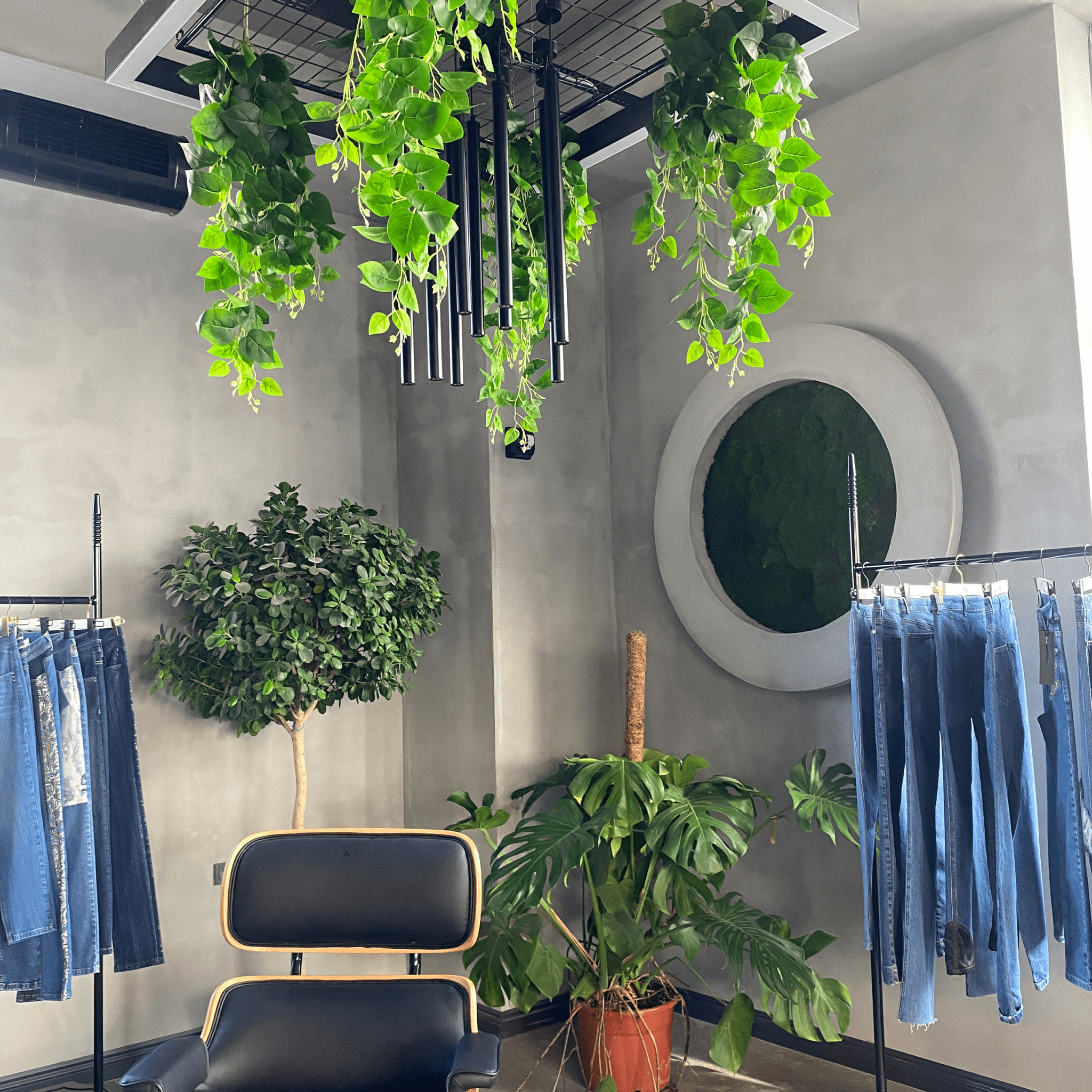 Lefaxx Tekstil showroom yosun duvar tasarımı ve iç mekan bitkilendirme.